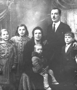 Družina Lenček z leve,Minka, Ivanka, mama Antonija, oče Ivan, ,Janko, v naročju sedi Marko, leta 1943